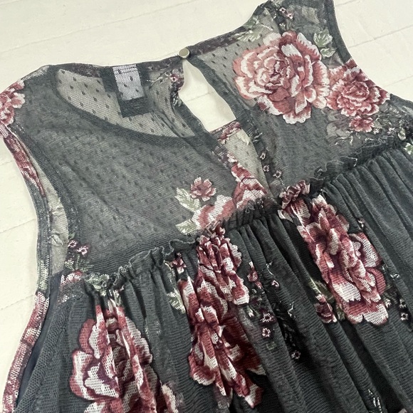 Torrid Floral Gray Sleeveless Mesh Overlay Romantic Blouse Size 0 - Picture 10 of 12